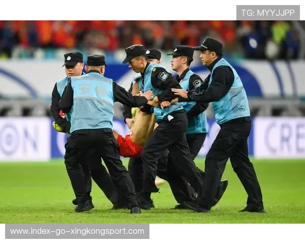 凯里再被恶犯困扰，比赛争议点燃社媒热议