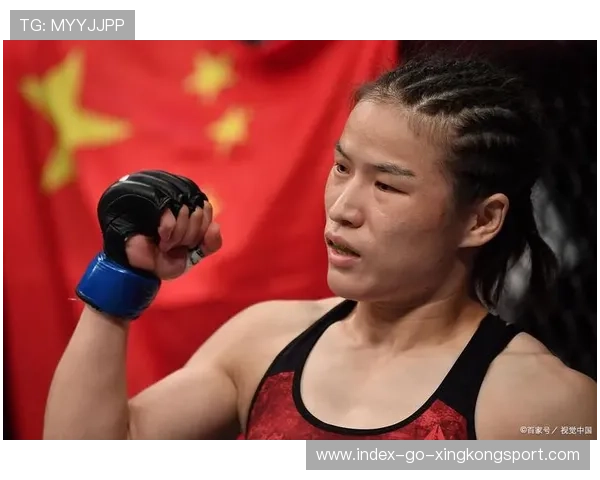 UFC 男选手被女选手摁住全场爆笑